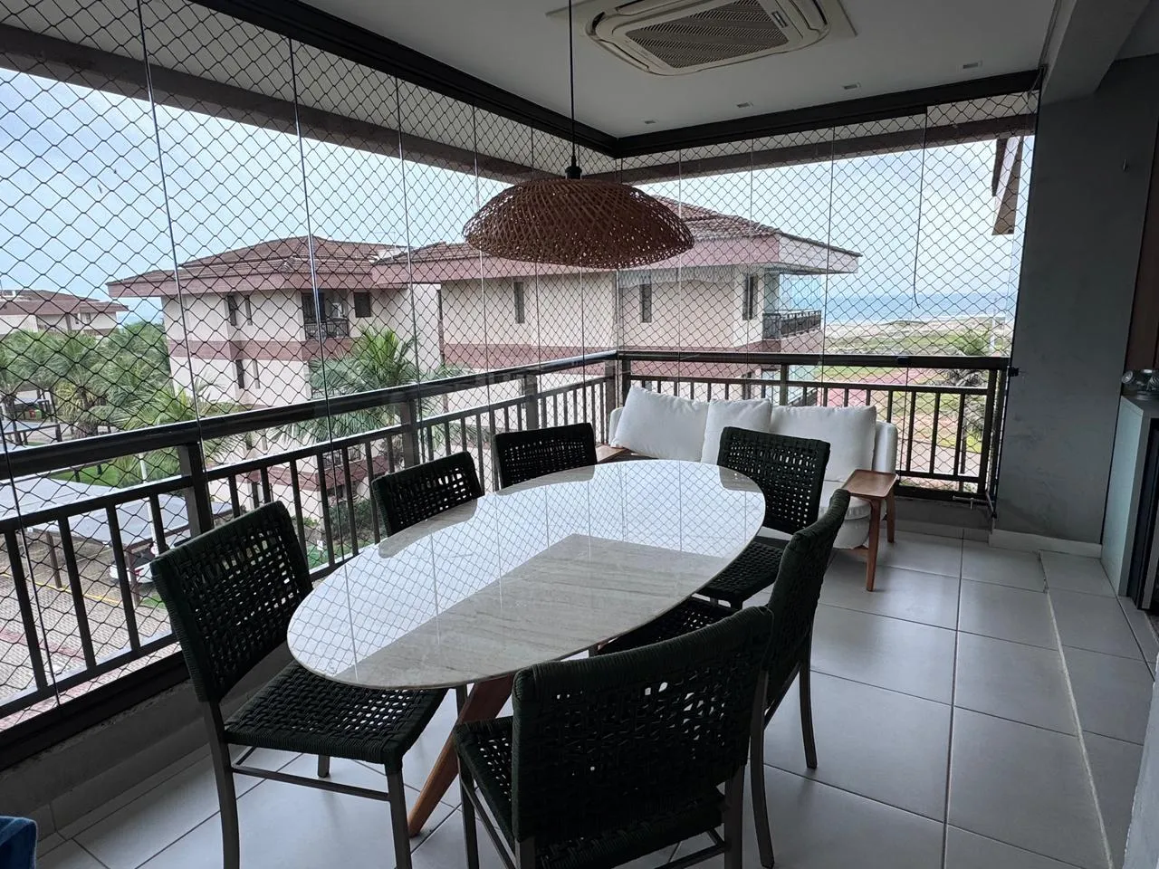 Varanda gourmet com churrasqueira e vista para as dunas